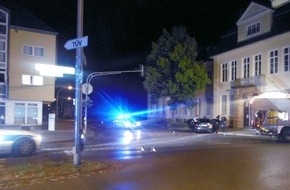 Polizei Aachen: POL-AC: Autofahrer verliert die Kontrolle und fährt gegen Ampel