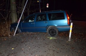 Kreispolizeibehörde Herford: POL-HF: Verkehrsunfall mit Flucht - Leerer PKW vor Baum aufgefunden