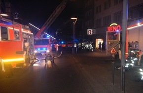 Feuerwehr Mönchengladbach: FW-MG: Kellerbrand in Wohn- und Geschäftshaus - acht Personen über Leitern gerettet