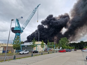 FW-RD: Großfeuer auf der Werft in Schacht-Audorf - 420 Einsatzkräfte im Einsatz