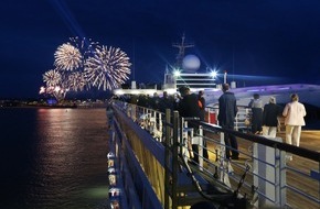 TransOcean Kreuzfahrten: Mit lautem Knall und buntem Feuerwerk: Taufpatin Annett Louisan schickt MS VASCO DA GAMA auf Jungfernfahrt