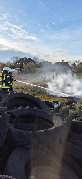 Freiwillige Feuerwehr Gemeinde Schiffdorf: FFW Schiffdorf: Ereignisreicher Samstagabend f&uuml;r die Spadener Feuerwehr - Brennende Autoreifen und Vogel in misslicher Lage
