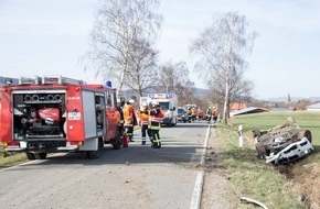 Polizeiinspektion Hameln-Pyrmont/Holzminden: POL-HM: BMW überschlägt sich bei Hemeringen - Autofahrer schwer verletzt