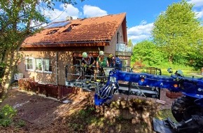 Freiwillige Feuerwehr Horn-Bad Meinberg: FW Horn-Bad Meinberg: Feuer greift auf Dachstuhl über und zerstört Wohngebäude - über 100 Einsatzkräfte mehrere Stunden im Einsatz