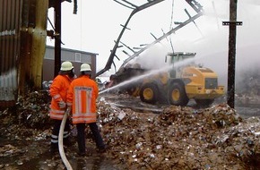 Polizeiinspektion Hameln-Pyrmont/Holzminden: POL-HOL: Brand der Papierlagerhalle in Stadtoldendorf: Löscharbeiten zogen sich bis zum Samstagabend hin - Auch danach noch Brandwache erforderlich -