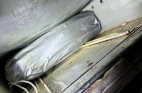 Zollfahndungsamt Frankfurt am Main: ZOLL-F: 432 Kilogramm Haschisch sichergestellt - Zollhündin entdeckt Rauschgift in großen Mengen