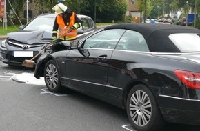 Polizei Düren: POL-DN: Unfall mit erheblichem Sachschaden und zwei Verletzten