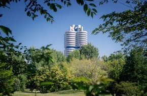 BMW Group: Gebaut, um das Morgen zu gestalten: Das BMW Hochhaus feiert 50. Geburtstag / Spektakuläre Performance der US-amerikanischen Fassadentänzer BANDALOOP