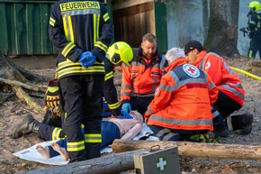 FW Flotwedel: Brennende Jagdhütte in Offensen - Löschzug Wienhausen probt den Ernstfall