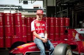 Shell Deutschland GmbH: Blitzbesuch von Scuderia Ferrari-Pilot Alonso im Shell Kraftstofflabor (BILD)