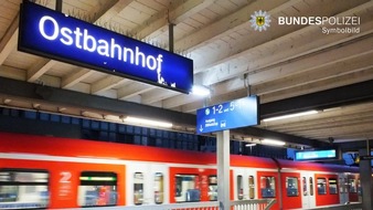 Bundespolizeidirektion München: Bundespolizeidirektion München: Alkoholisierter schubst Reisende am Bahnsteig - Glück für 34-Jährigen