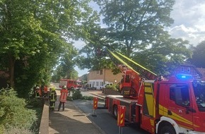 Polizeiinspektion Rotenburg: POL-ROW: ++Dieseldiebe auf Baustelle in Zeven++Motorräder gestohlen++PKW in Vollbrand (FOTO)++Ast blockiert Fahrbahn (FOTO)++