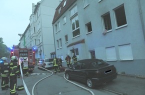 Feuerwehr Dortmund: FW-DO: Wohnungsbrand in einem Mehrfamilienhaus in Mitte _ Süd. Beim Eintreffen drang dunkler Qualm aus dem Fenster.