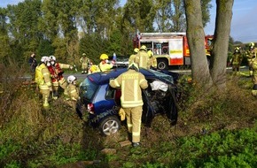 Feuerwehr Ratingen: FW Ratingen: Schwerer Verkehrsunfall in Ratingen - PKW rast gegen Baum