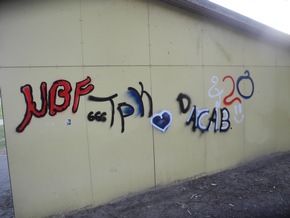 POL-STD: Hoher Sachschaden durch Graffiti an der Raakamp-Sporthalle in Fredenbeck