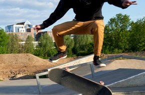 Landesgartenschau Neuss 2026: Themenangebot: Experimentell gebauter Skater-Pavillon entsteht - mit Holz aus alten Pferdeställen, Strohballen, Lehm und Freiwilligen