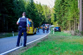 KFV-CW: Schwerer Unfall zwischen Aichhalden und Zwerenberg. Fahrer lebensgefährlich verletzt.