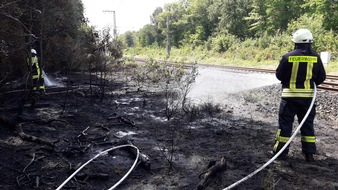 Feuerwehr Frankfurt am Main: FW-F: Ein Böschungsbrand an der Bahnstrecke Frankfurt-Mannheim beschäftigt Berufsfeuerwehr sowie die Freiwilligen Feuerwehren Neu-Isenburg und Zeppelinheim