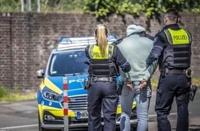 Polizei Mettmann: POL-ME: Polizei nimmt mutmaßliche Ladendiebe fest - Hilden - 2411037