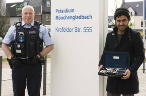 Polizei Mönchengladbach: POL-MG: Polizist schenkt Flüchtling eine Klarinette