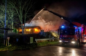 Kreisfeuerwehrverband Plön: FW-PLÖ: Ein Großfeuer im Ortsteil Kembs (gemeinde Behrensdorf/Ostsee) vernichtete ein in Holzbauweise errichtetes Einfamilienhaus. Menschen kamen nicht zu Schaden.