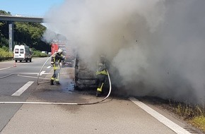 Feuerwehr Dortmund: FW-DO: Feuer auf der A 45 

Kleintransporter brennt komplett aus