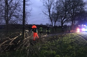 Feuerwehr Schermbeck: FW-Schermbeck: Sturmschäden lassen Feuerwehr ausrücken