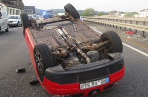 Polizeipräsidium Mittelhessen - Pressestelle Marburg-Biedenkopf: POL-MR: Unfall auf der Stadtautobahn 
Kleinwagen überschlägt sich - Zwei Verletzte