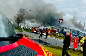 Feuerwehr Recklinghausen: FW-RE: Vollbrand einer Lagerhalle in Herten-Süd - Feuerwehr Recklinghausen unterstützt umfassend die Feuerwehr Herten