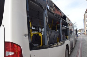Polizei Bremerhaven: POL-Bremerhaven: Autotransport-Lkw schwenkt aus: Linienbus wird stark beschädigt - Zahlreiche Mängel an Lastwagen