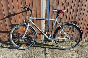 Polizeiinspektion Neubrandenburg: POL-NB: Einbrecher lässt Brötchen und Fahrrad zurück