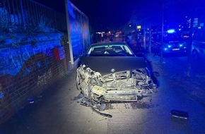 Polizei Bielefeld: POL-BI: Betrunkener Fahrer kollidiert mit Mauer und Werbeschild