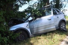 Kreispolizeibeh&ouml;rde H&ouml;xter: POL-HX: Pkw kommt von Stra&szlig;e ab - Fahrerin schwer Verletzt