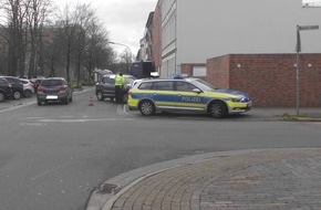 Polizeiinspektion Wilhelmshaven/Friesland: POL-WHV: Verkehrsunfall nach Vorfahrtsmissachtung in Wilhelmshaven unter Beteiligung eines Funkstreifenwagens - Dienstfahrzeug musste abgeschleppt werden, keine Verletzten