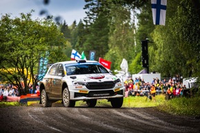 Rallye Finnland: Sami Pajari fliegt im Škoda Fabia RS Rally2 zu seinem ersten WRC2-Laufsieg