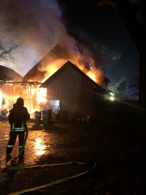 POL-STD: Feuer zerstört Haus in Sauensiek - eine Person verletzt, Schnelles Eingreifen der Buxtehuder Feuerwehr verhindert Brand in Innenstadt