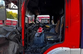 Feuerwehr Datteln: FW Datteln: Drehleiter brennt in der Fahrzeughalle