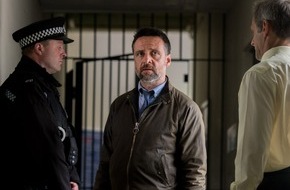 WDR mediagroup GmbH: ARD Plus Exklusiv: Die dritte Staffel von / "Hinterland (Inspector Mathias)" erstmals in Deutschland zu sehen. Alle drei Staffeln der spannenden Krimi-Serie sind ab 2. April bei ARD Plus verf&uuml;gbar