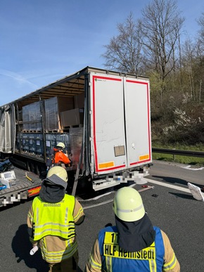 FW Helmstedt: Verkehrsunfall LKW, auslaufende Fl&uuml;ssigkeiten