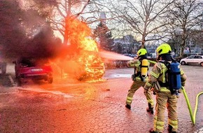 Feuerwehr Ratingen: FW Ratingen: Brennender PKW und eine Person im Wasser - Feuerwehr Ratingen im Einsatz