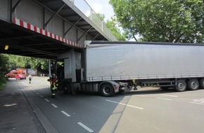 Feuerwehr Mülheim an der Ruhr: FW-MH: LKW unter Brücke festgefahren  #fwmh