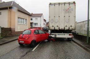 Polizeipräsidium Westpfalz: POL-PPWP: Verkehrssituation falsch eingeschätzt - auf Sattelzug aufgefahren