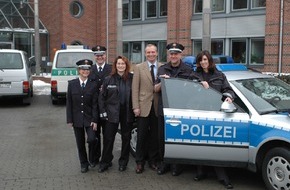 Polizeidirektion Göttingen: POL-GOE: (142/2006) Polizeipräsident Hans Wargel stellt die blaue Polizeiuniform für die Polizeidirektion Göttingen vor