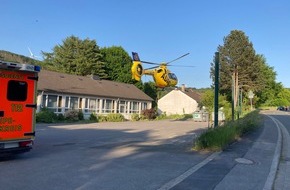 Feuerwehr Hattingen: FW-EN: Rettungshubschrauber fliegt verletzten Motorradfahrer in Spezialklinik