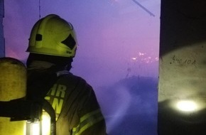 Feuerwehr Ratingen: FW Ratingen: Lagefortschreibung und Fotos  Lagerhallenbrand Ratingen-Hösel