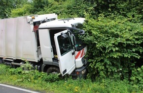 Polizei Rheinisch-Bergischer Kreis: POL-RBK: Wermelskirchen - Lkw-Fahrer verliert während der Fahrt das Bewusstsein - Beifahrer greift ein
