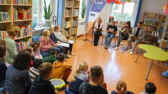 Stiftung Lesen: Pressemeldung: Leseförderung in Leipzig - Clara-Wieck-Grundschule eröffnet mit Porsche und Tatortkommissar Richy Müller neuen Leseclub