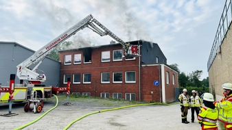 Feuerwehr Haan: FW-HAAN: Brand in Gewerbebetrieb am Rudolf-Harbig-Weg - schnelle Brandbek&auml;mpfung verhindert Ausbreitung
