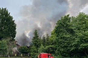 Polizeiinspektion Hameln-Pyrmont/Holzminden: POL-HM: Brand einer Scheune sowie eines angrenzenden Wohnhauses in Hessisch Oldendorf