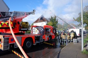 Feuerwehr Stuttgart: FW Stuttgart: Dachstuhlbrand in leerstehendem Gebäude in Stuttgart-Weilimdorf